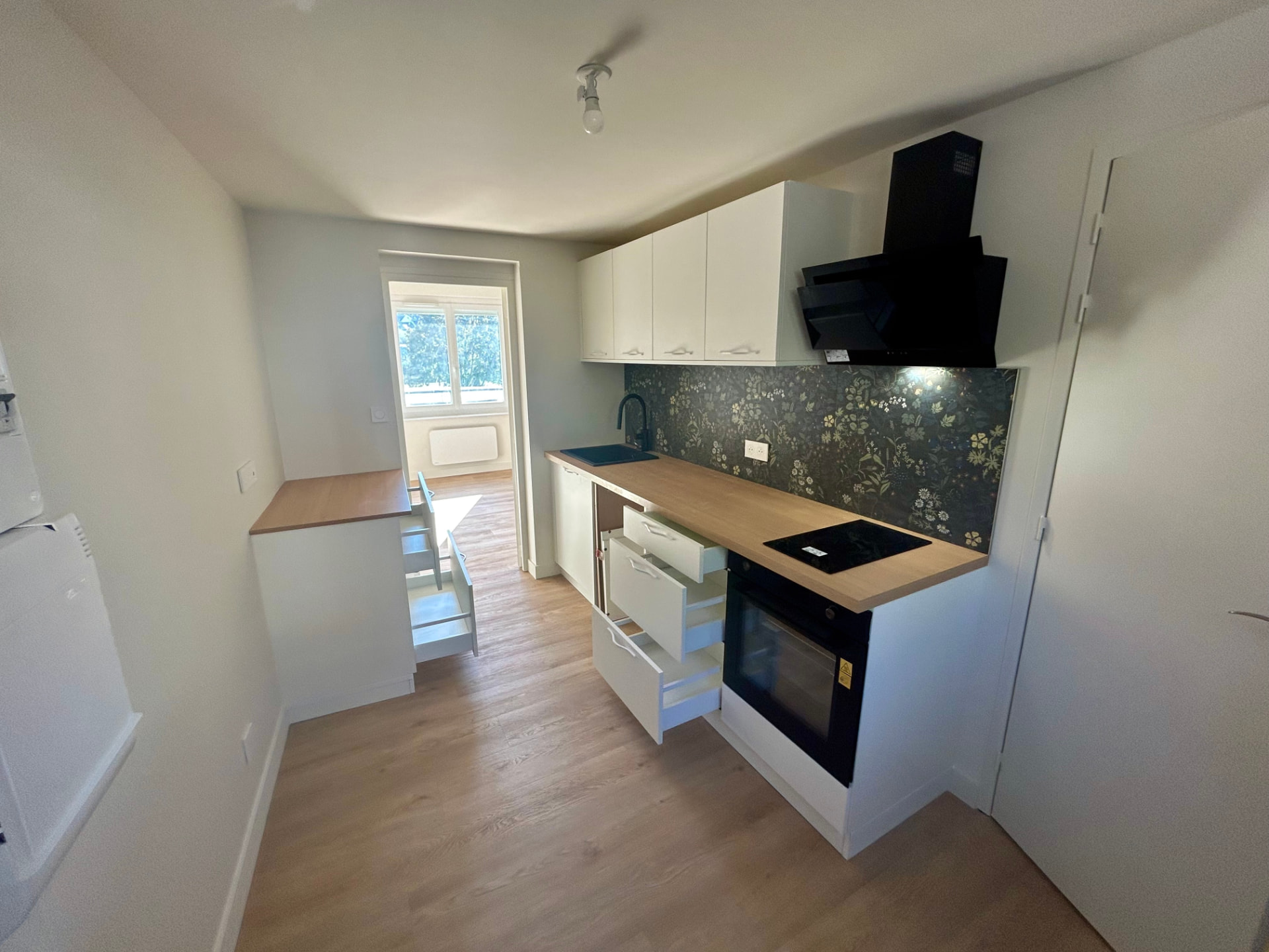 Cuisine rénovée dans un studio de 25 m² à Binic par 2LH Travaux Conseils