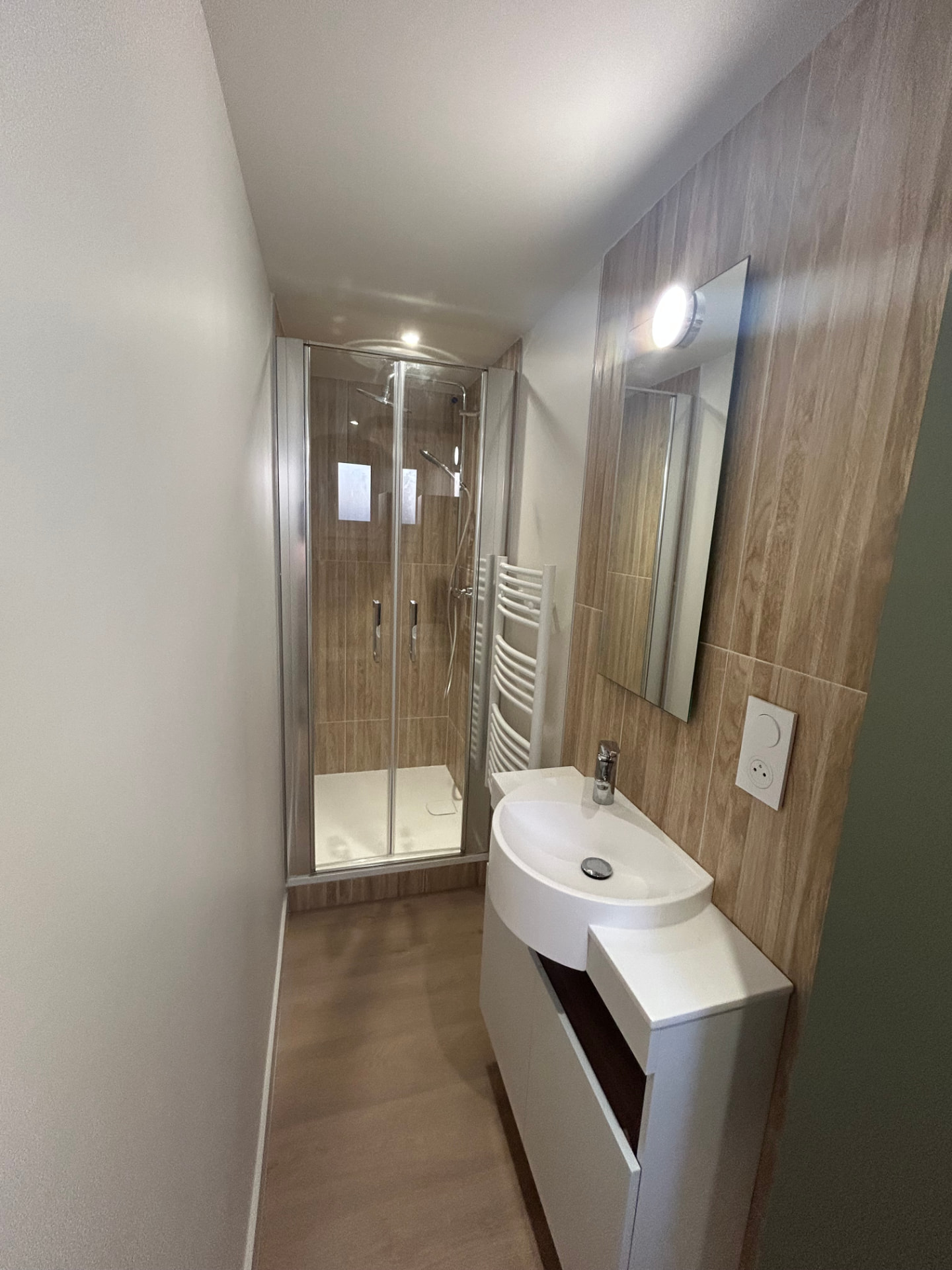 Salle d'eau rénovée avec douche à l'italienne dans un studio de 25 m² à Binic
